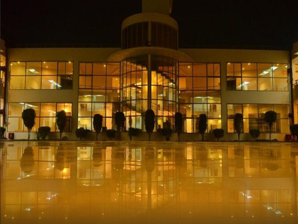 Hotel Seven Sky Clarks Exotica Bhuj Zewnętrze zdjęcie