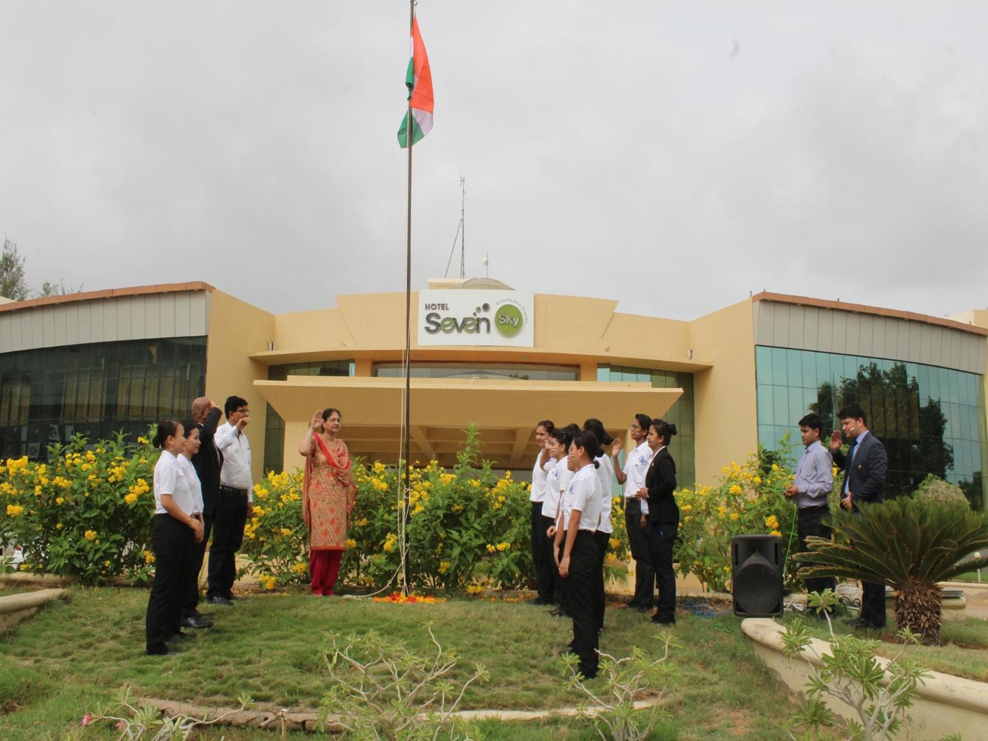 Hotel Seven Sky Clarks Exotica Bhuj Zewnętrze zdjęcie